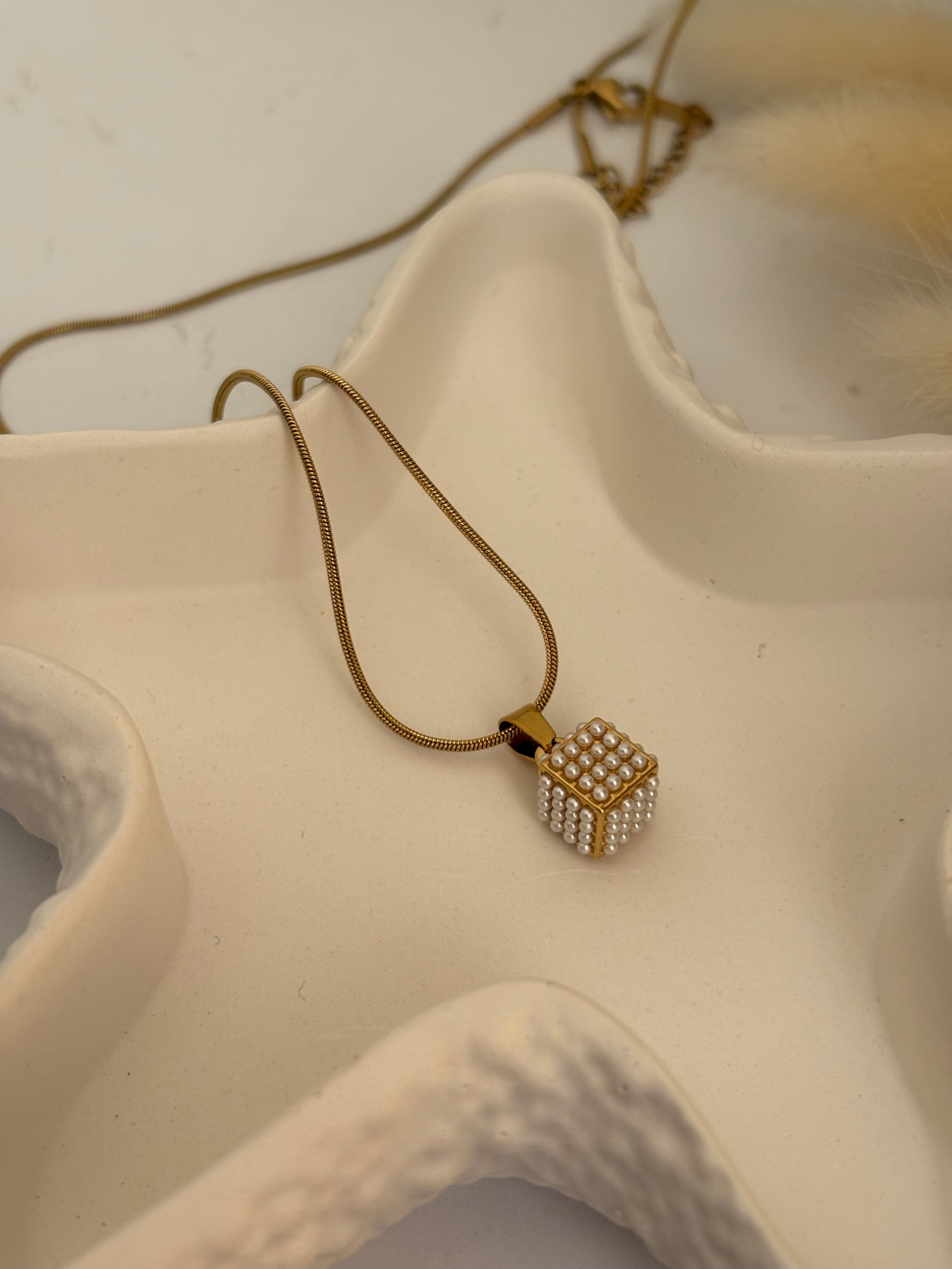 Pearl square necklace