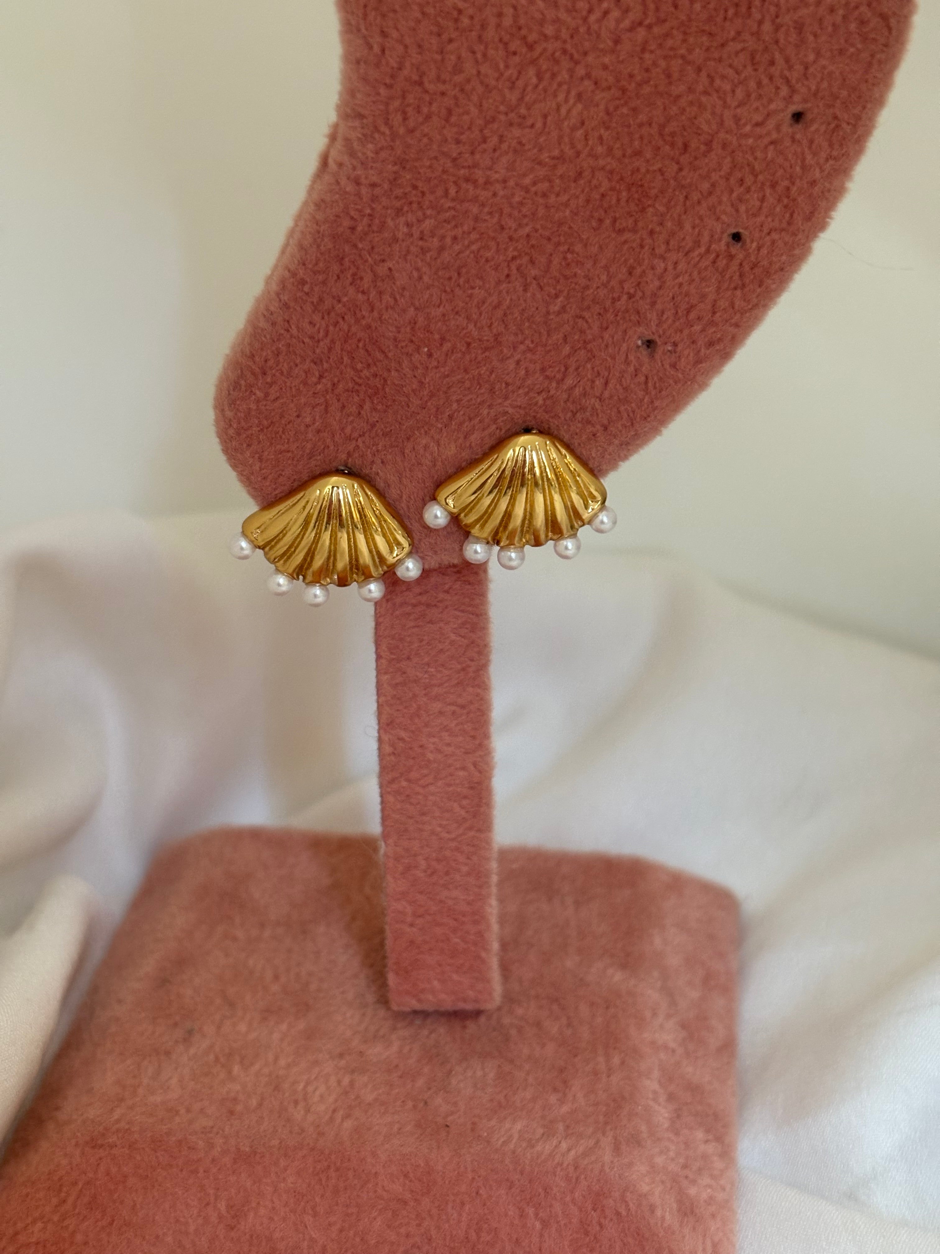Shell pearl stud