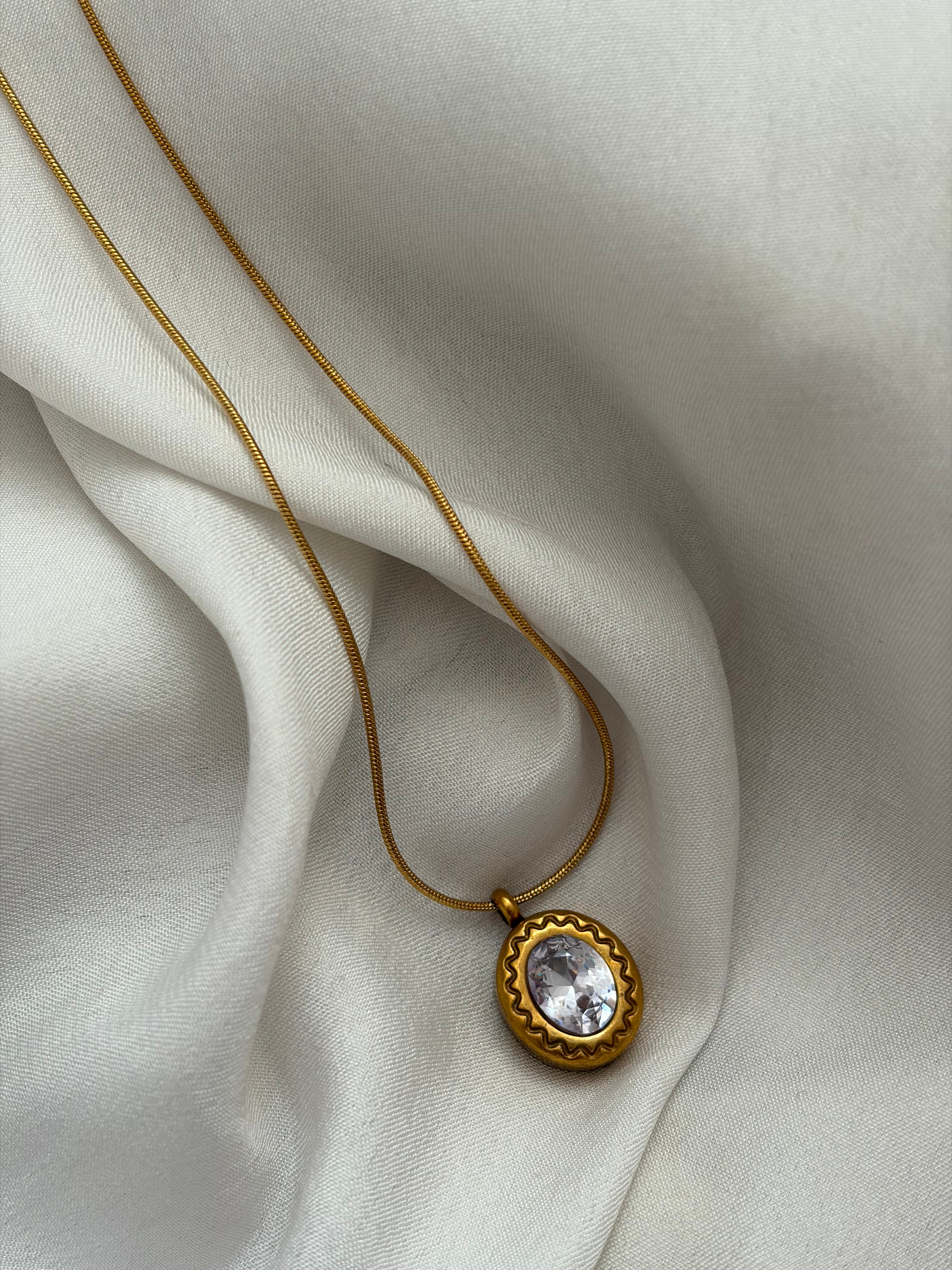 Cling necklace