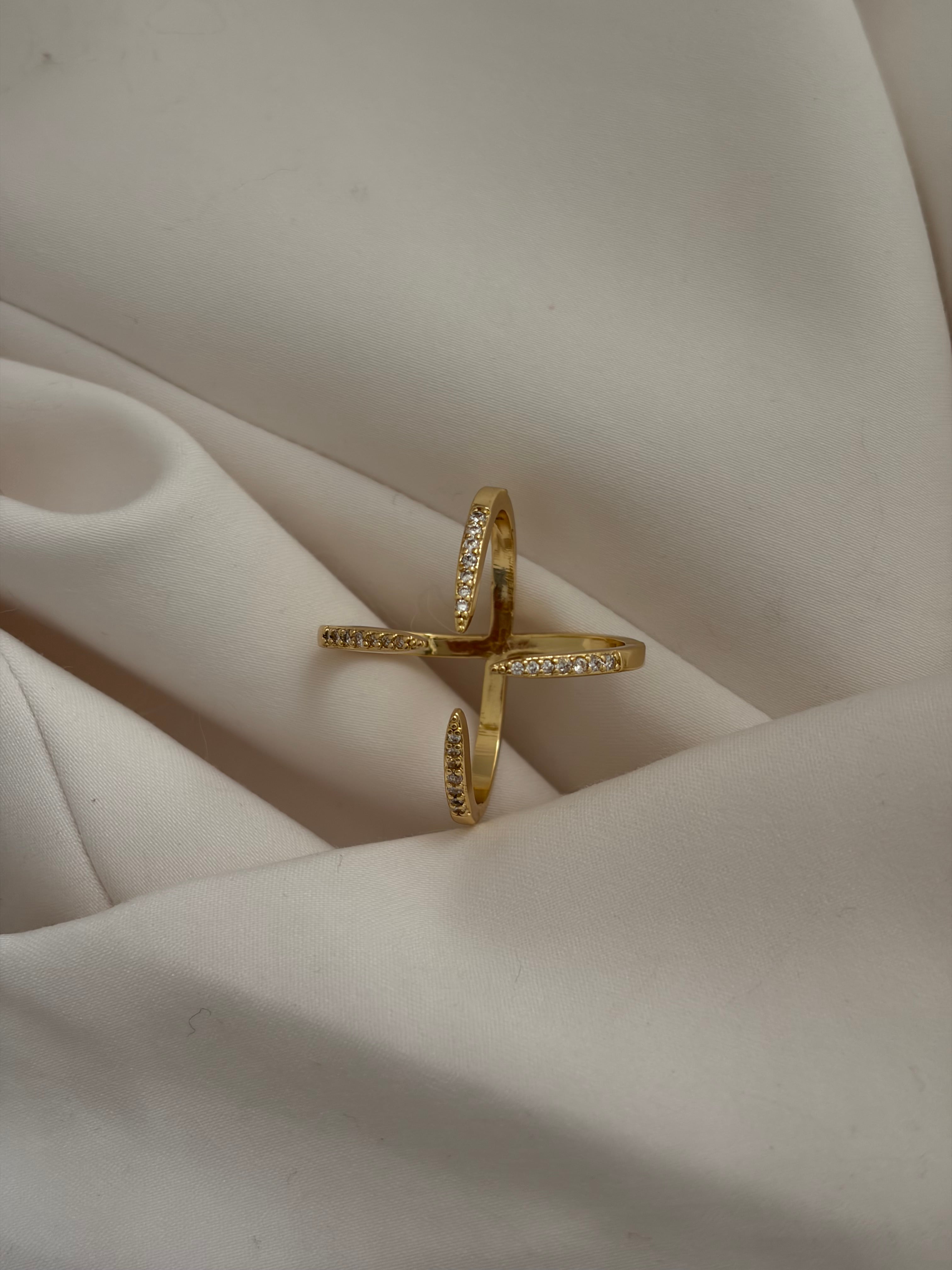 Crisscross ring