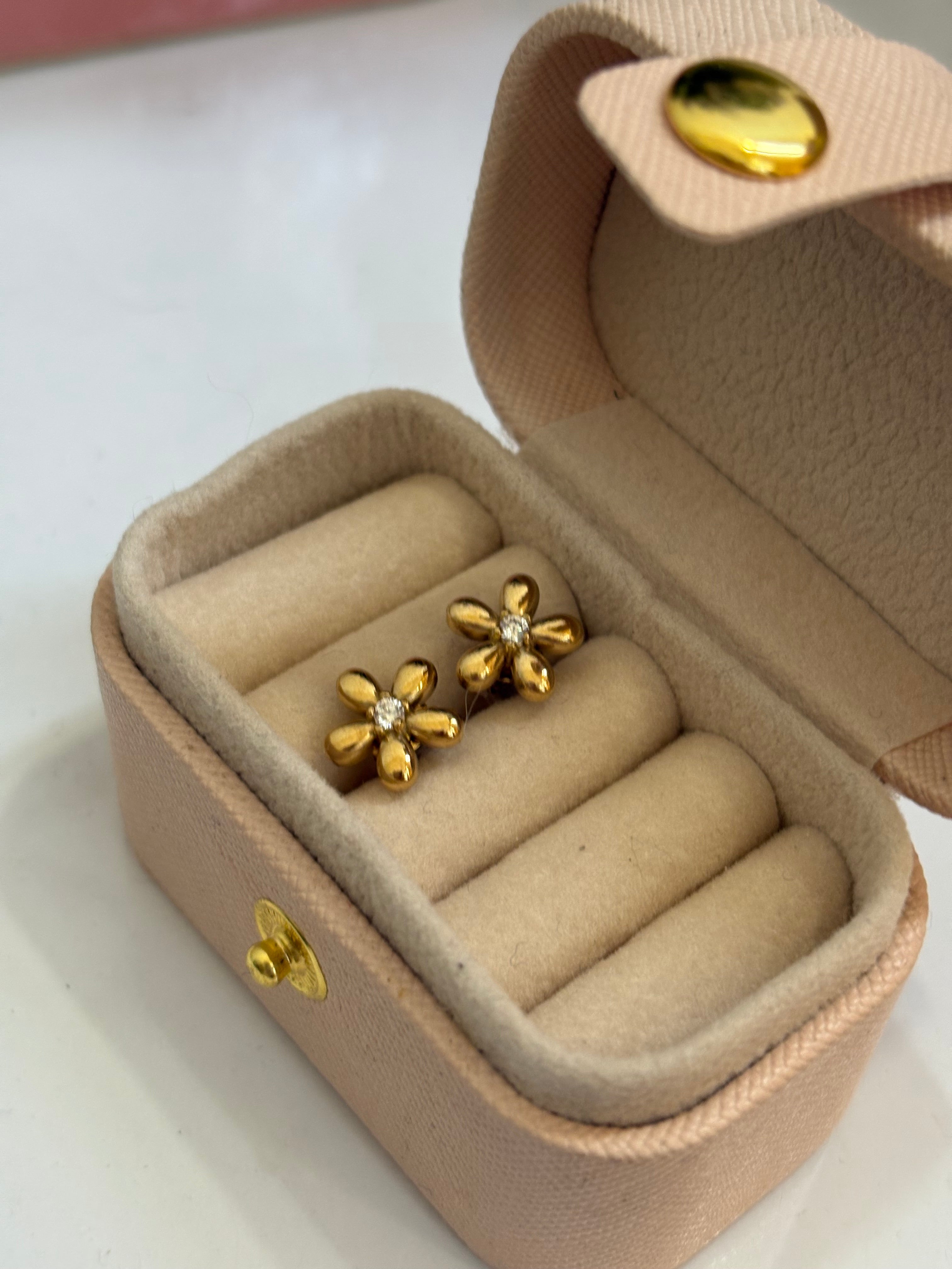 Flower studs