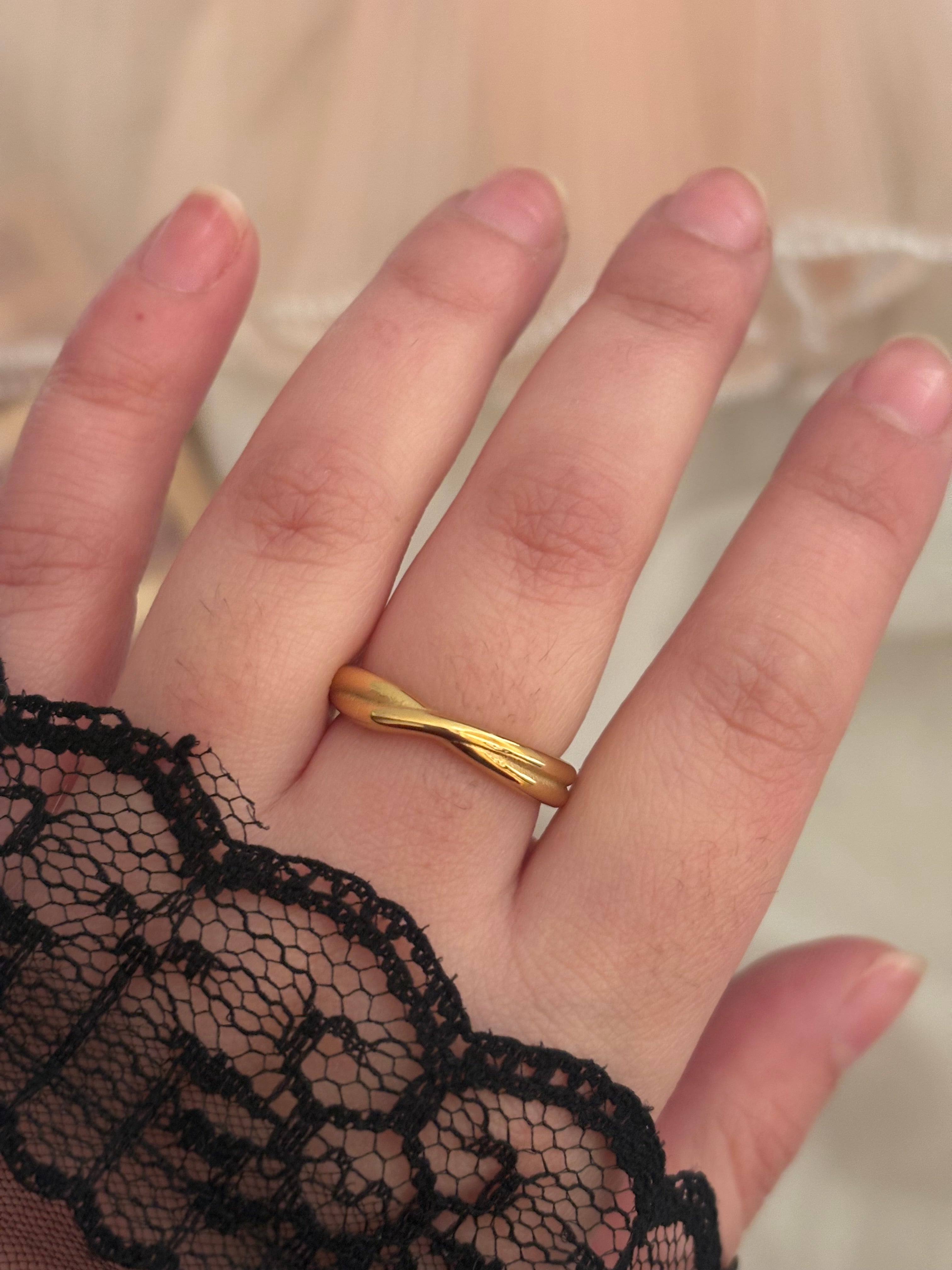 Curvy ring