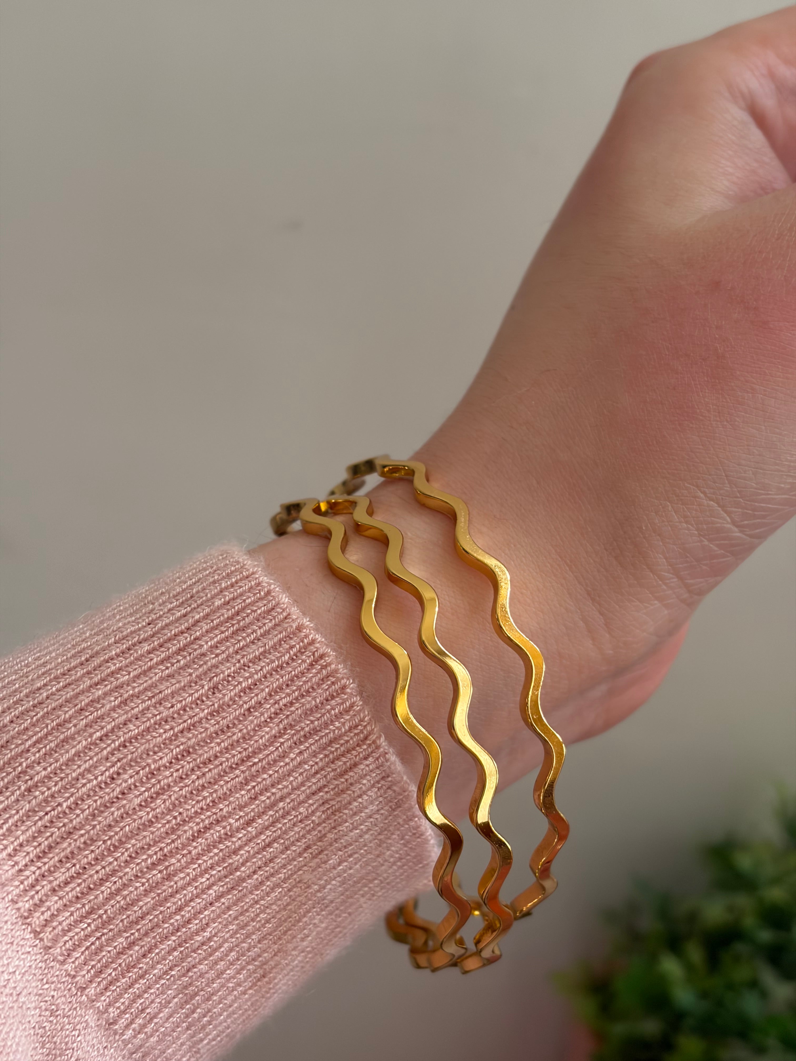 Wavy bangles