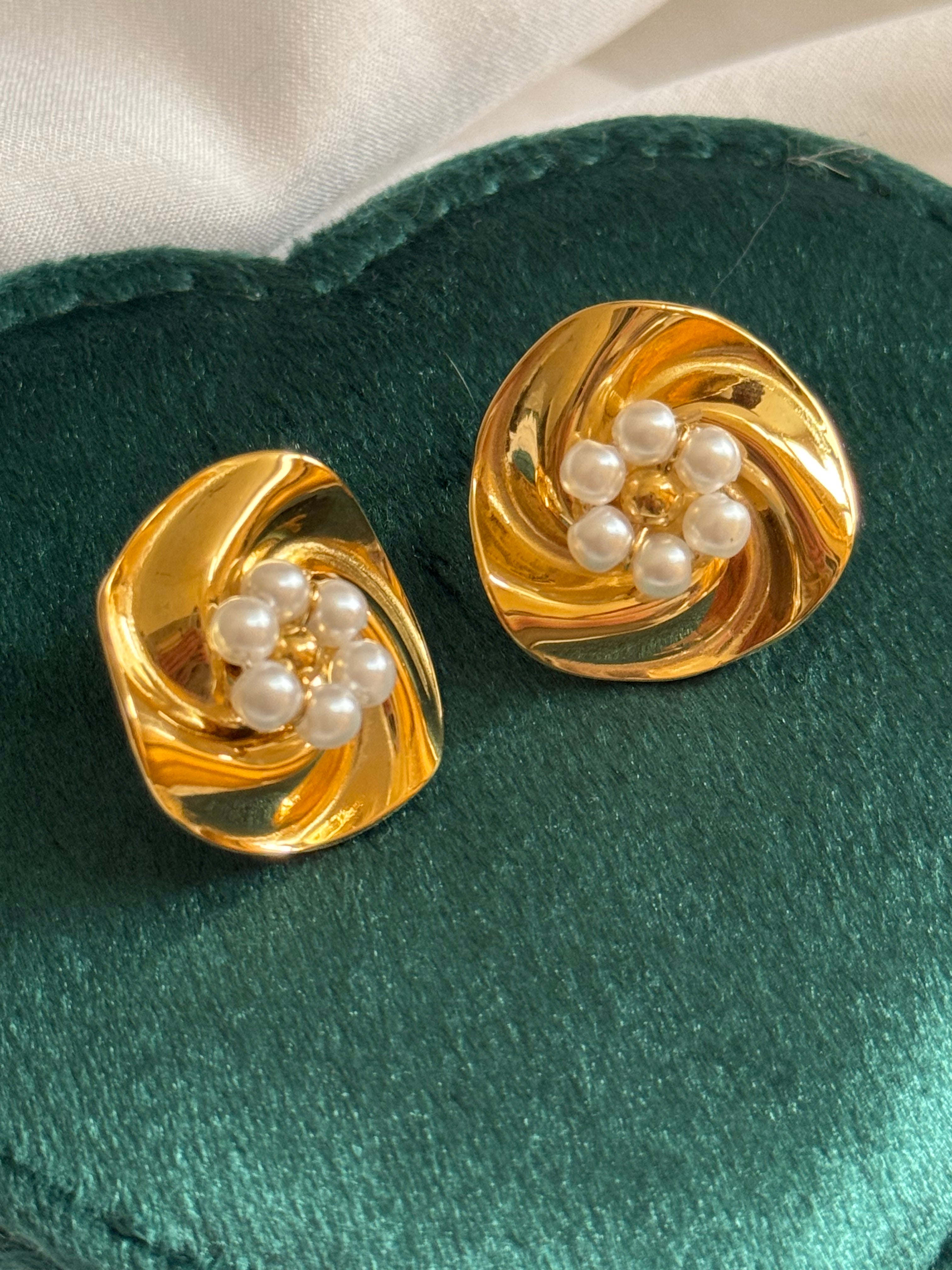 Swirl pearl earrings