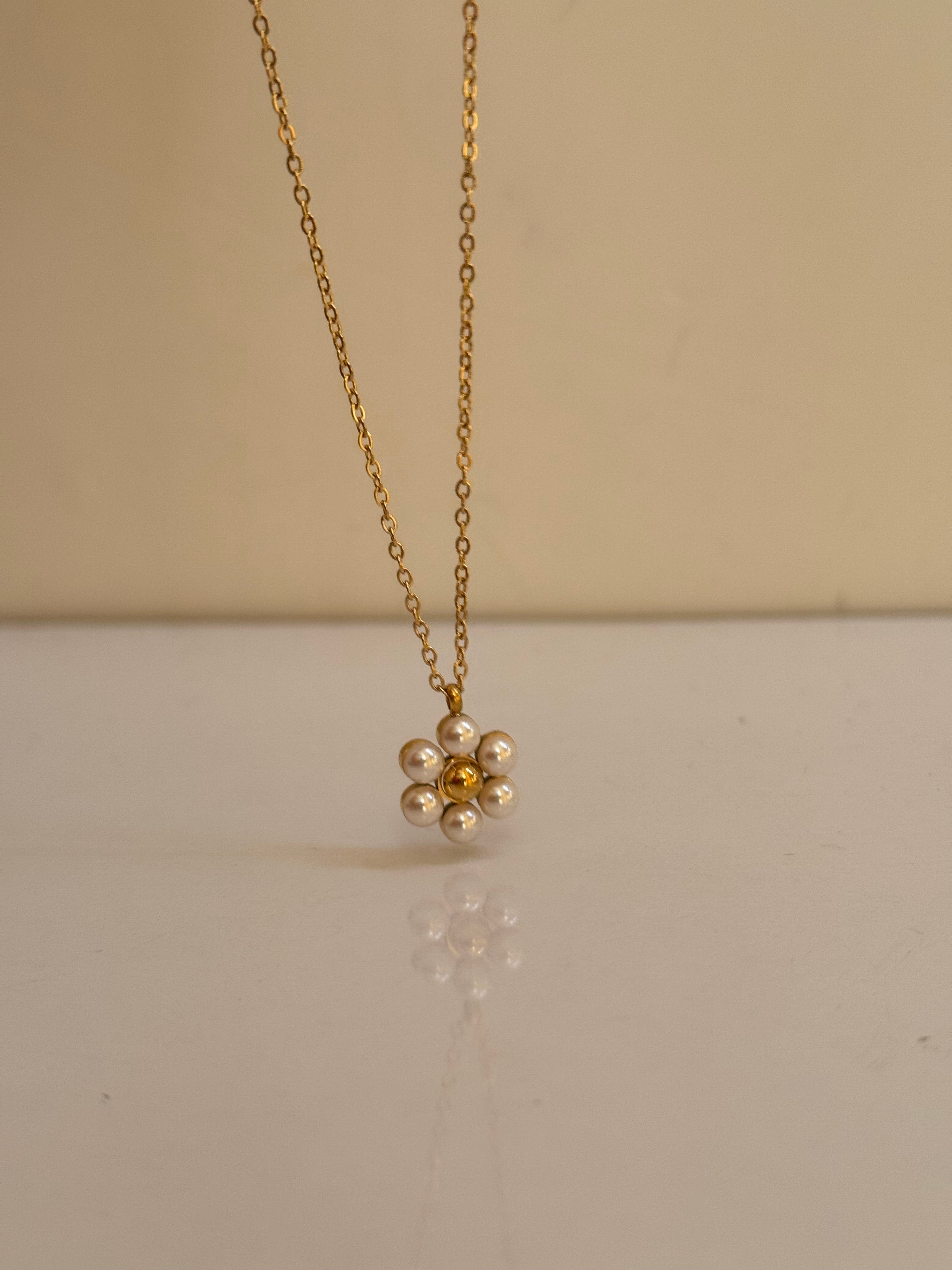 Daisy pearl necklace