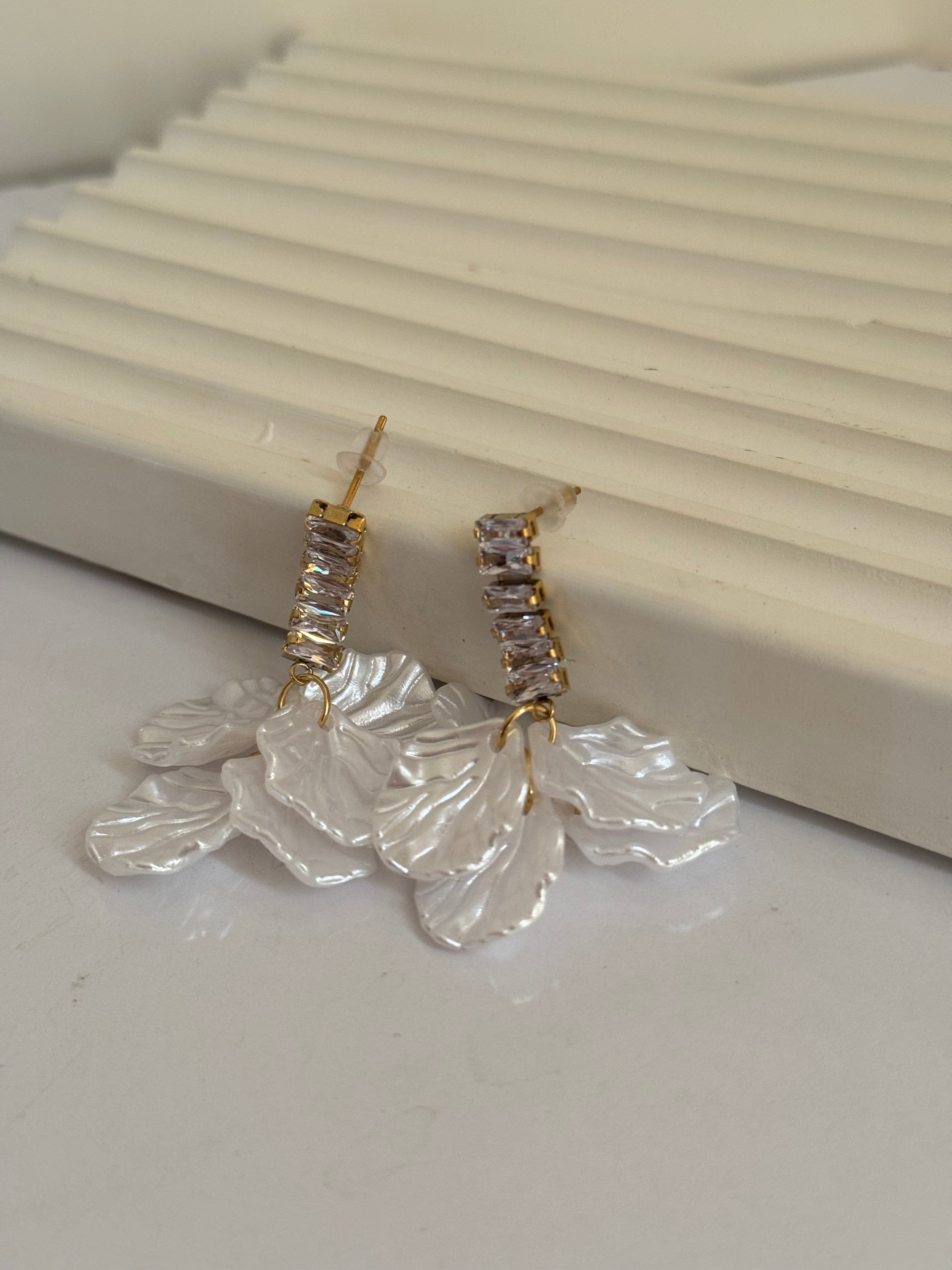 Rhinestone shell earring