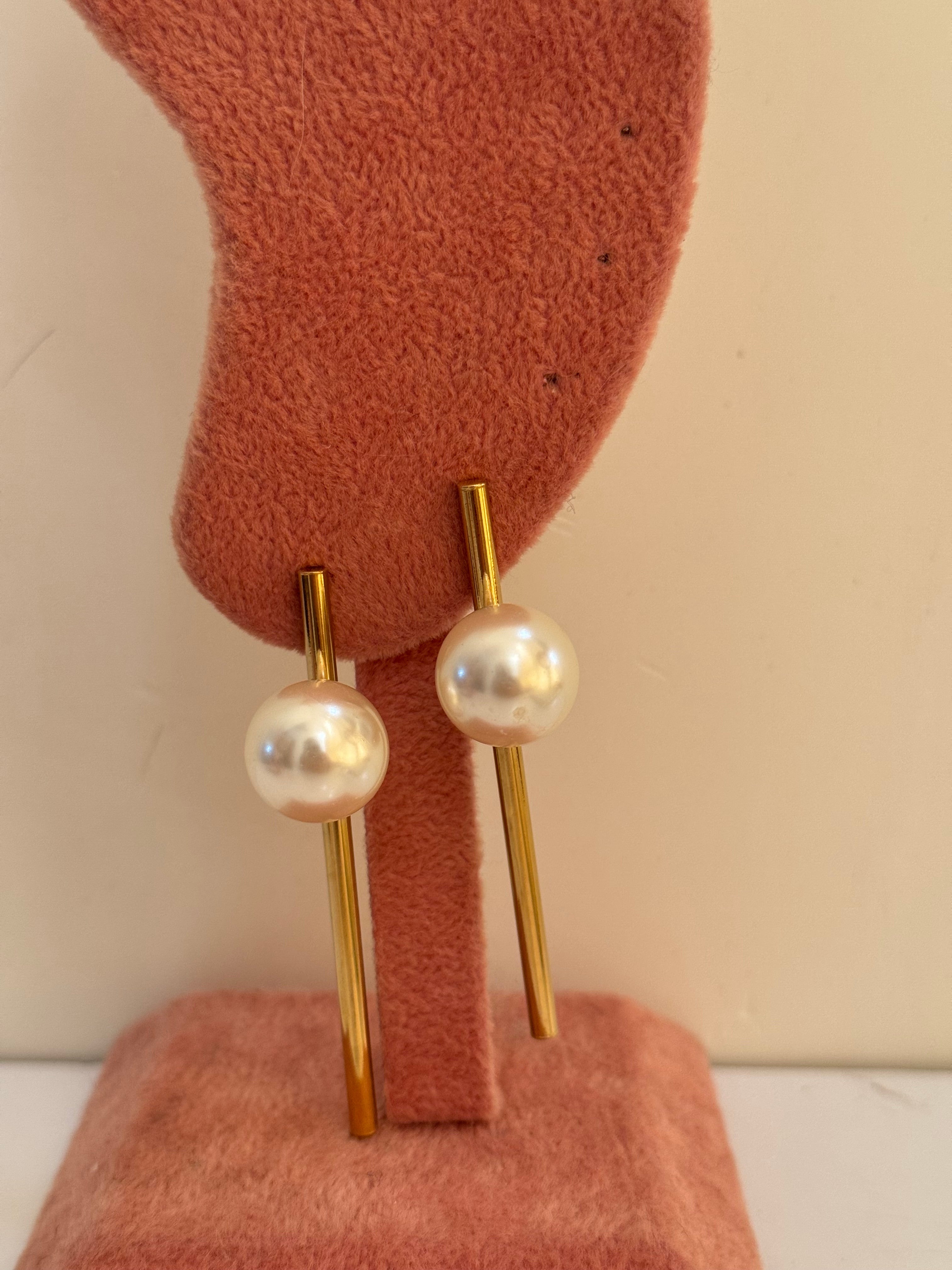 Pearl stick earring