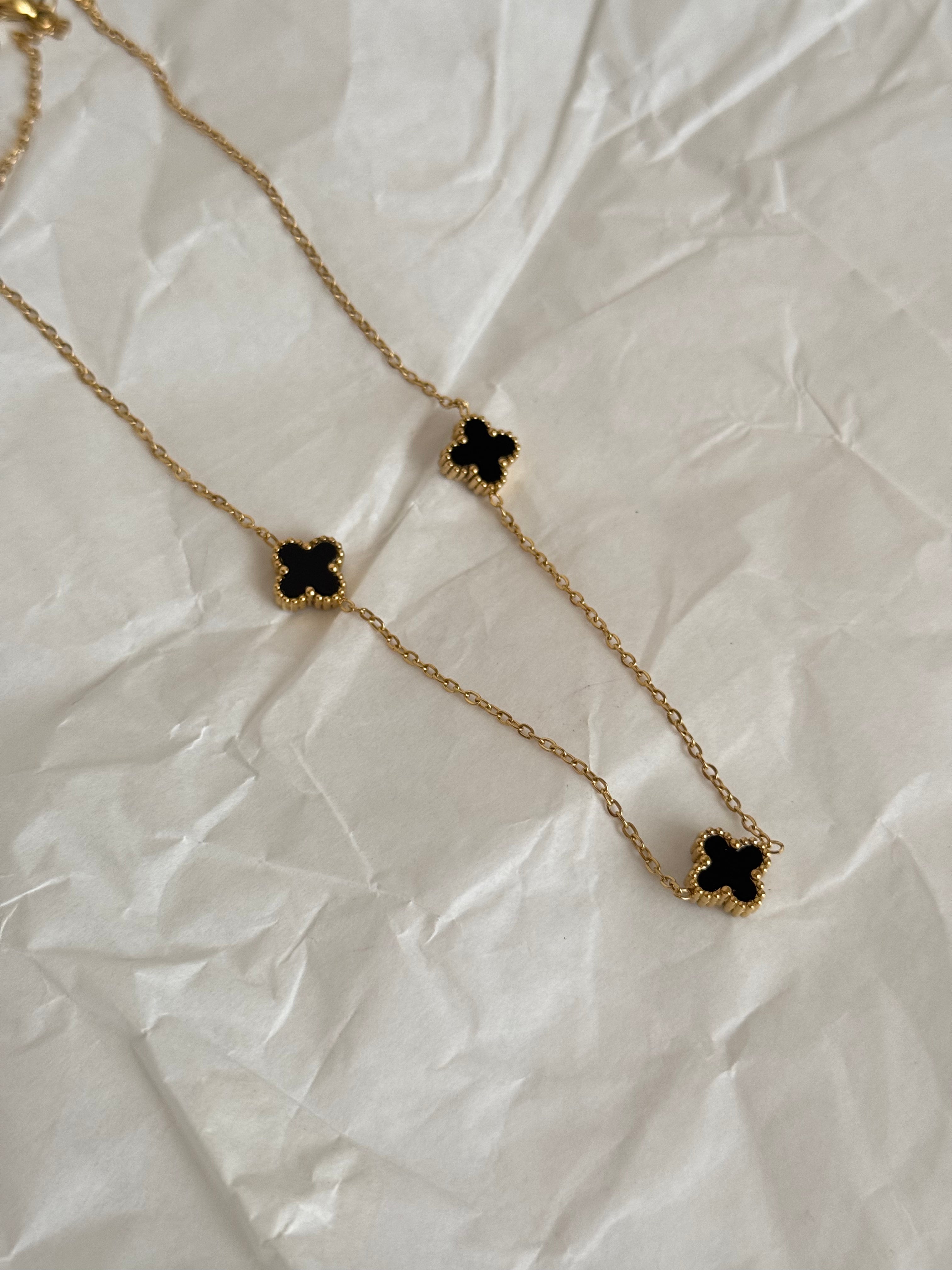 Mini clover necklace