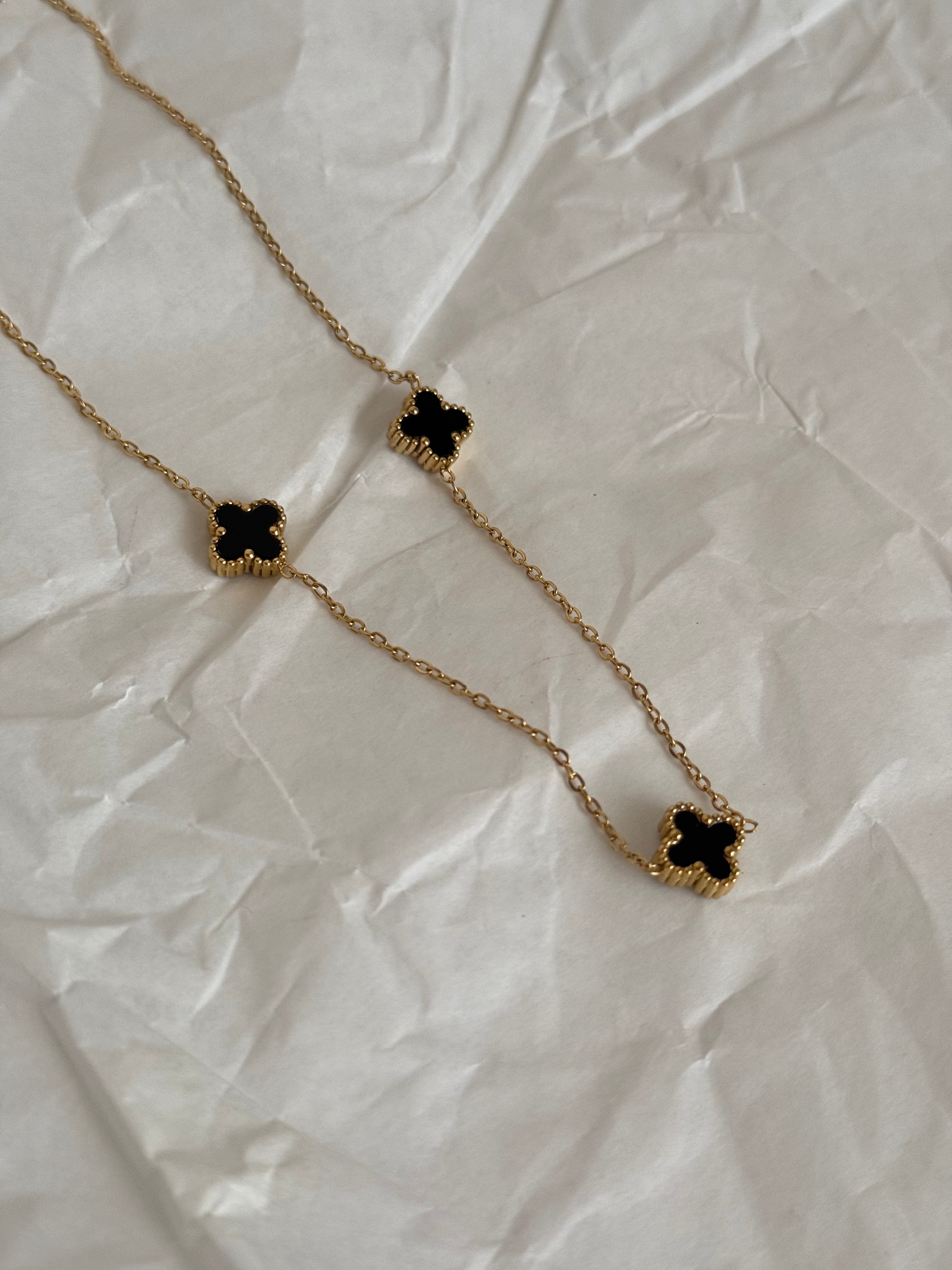 Mini clover necklace